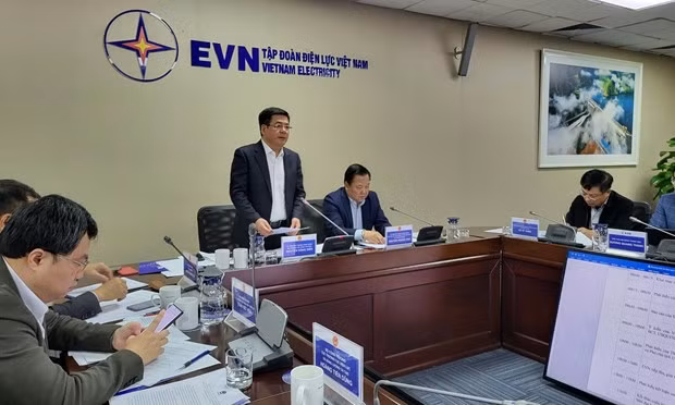 Bộ trưởng Nguyễn Hồng Diên và Chủ tịch Ủy ban Quản lý vốn Nhà nước tại doanh nghiệp làm việc với EVN về cân đối tài chính của tập đoàn. (Ảnh: PV/Vietnam+)