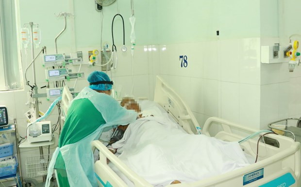 Nhân viên y tế chăm sóc bệnh nhân COVID-19 tại Khoa Bệnh Nhiệt đới, Bệnh viện Chợ Rẫy Thành phố Hồ Chí Minh. (Ảnh: Đinh Hằng/TTXVN)
