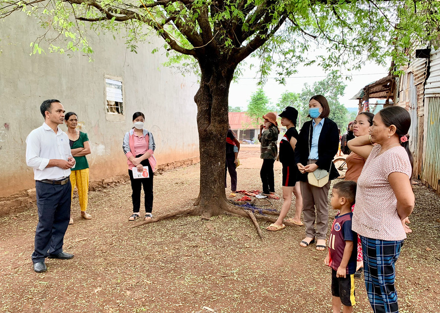Bác sĩ Rơ Mah Thương-Phó Giám đốc Trung tâm Y tế huyện Đức Cơ (bìa trái) tuyên truyền người dân về phòng ngừa ngộ độc thịt cóc. Ảnh: N.N Bác sĩ Rơ Mah Thương-Phó Giám đốc Trung tâm Y tế huyện Đức Cơ (bìa trái) tuyên truyền người dân về phòng ngừa ngộ độc thịt cóc. Ảnh: N.N