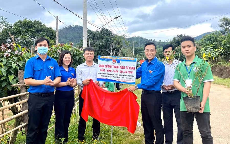 Xây dựng đoạn đường thanh niên tự quản. Ảnh: T.T