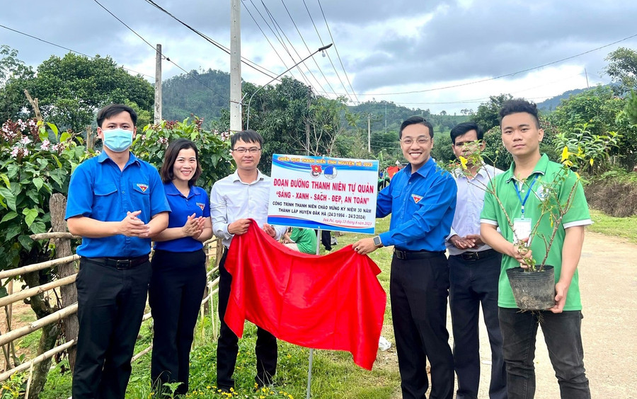 Xây dựng đoạn đường thanh niên tự quản. Ảnh: T.T Xây dựng đoạn đường thanh niên tự quản. Ảnh: T.T