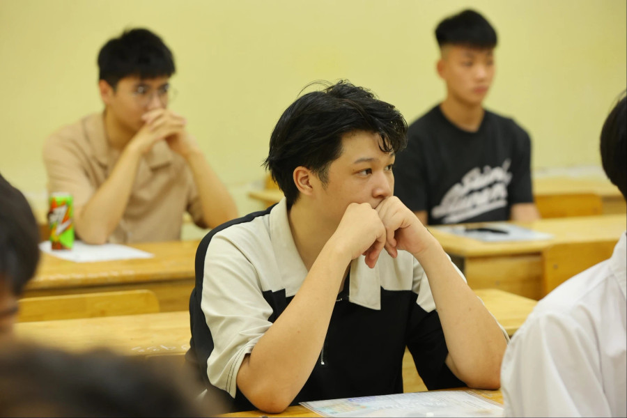 Thí sinh lo âu khi bước vào kỳ thi. (Ảnh: Hoài Nam/Vietnam+) Thí sinh lo âu khi bước vào kỳ thi. (Ảnh: Hoài Nam/Vietnam+)