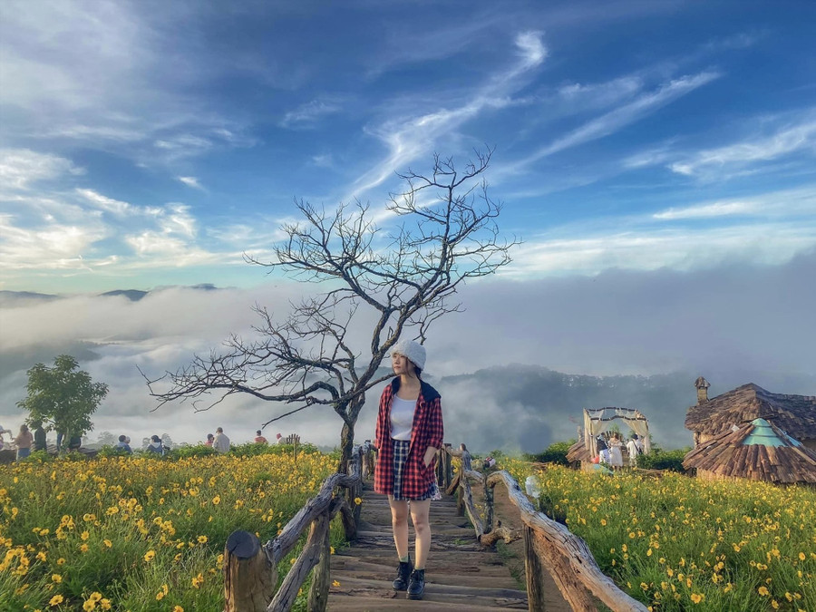 Điểm săn mây nổi tiếng là Cầu Gỗ Cà Phê Mây. Ảnh: Phạm Kim Nhân Điểm săn mây nổi tiếng là Cầu Gỗ Cà Phê Mây. Ảnh: Phạm Kim Nhân