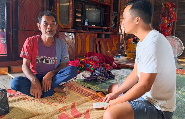 Ông Kpa Thương (bên trái) chưa dứt nỗi đau mất con trai Ông Kpa Thương (bên trái) chưa dứt nỗi đau mất con trai