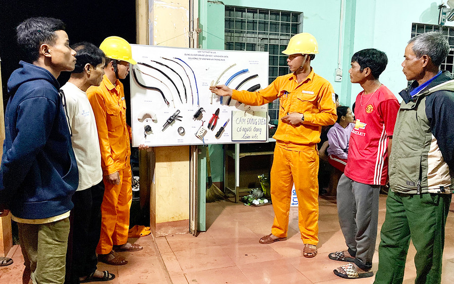 Công nhân ngành Điện Gia Lai hướng dẫn người dân tộc thiểu số cách sử dụng điện tiết kiệm và cách tự sửa chữa khi đường điện sau công tơ bị hư hỏng nhẹ. Ảnh: Khang Nghi Công nhân ngành Điện Gia Lai hướng dẫn người dân tộc thiểu số cách sử dụng điện tiết kiệm và cách tự sửa chữa khi đường điện sau công tơ bị hư hỏng nhẹ. Ảnh: Khang Nghi