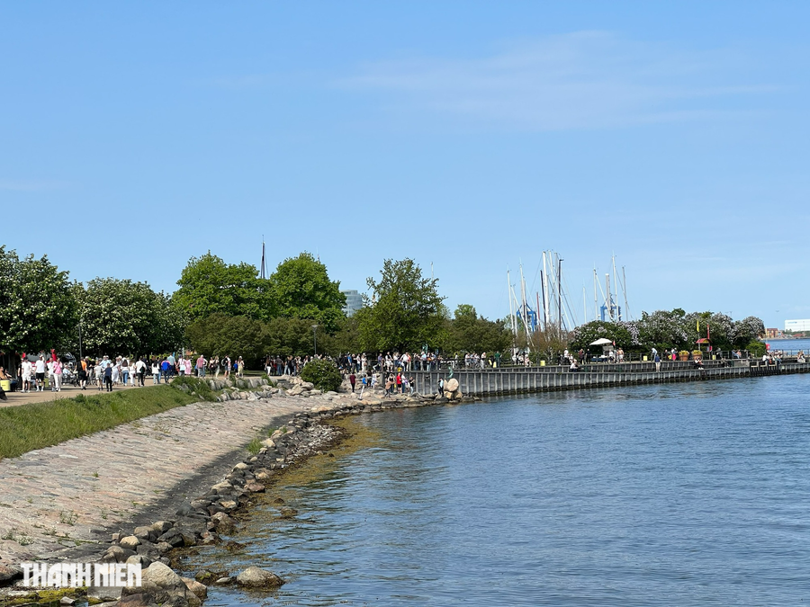 Du khách đến thăm Nàng tiên cá và ra về, xung quanh không có bất kỳ cửa hàng buôn bán vật phẩm lưu niệm hay nhà hàng quán ăn. Ảnh: NT TÂM Du khách đến thăm Nàng tiên cá và ra về, xung quanh không có bất kỳ cửa hàng buôn bán vật phẩm lưu niệm hay nhà hàng quán ăn. Ảnh: NT TÂM