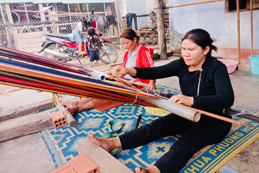 Các thành viên trong Câu lạc bộ Dệt thổ cẩm tại buôn Toát (xã Ia Rsươm, huyện Krông Pa) say sưa bên khung cửi. Ảnh: Vũ Chi Các thành viên trong Câu lạc bộ Dệt thổ cẩm tại buôn Toát (xã Ia Rsươm, huyện Krông Pa) say sưa bên khung cửi. Ảnh: Vũ Chi
