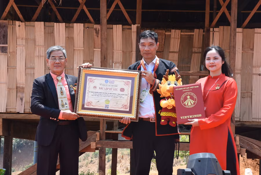 Trao Quyết định xác lập kỷ lục Việt Nam. Ảnh: PN