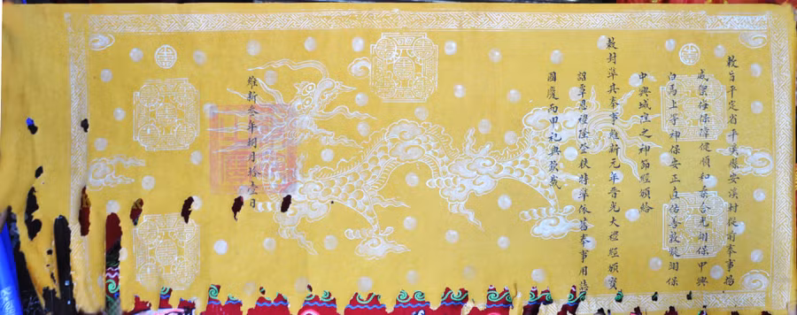 Sắc phong thần Bạch Mã và Thành hoàng năm 1909 tại đình An Khê. Ảnh: Anh Minh