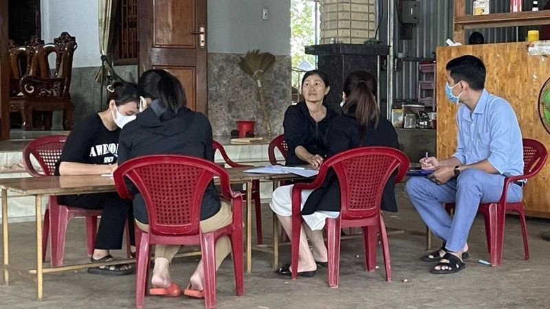 Cán bộ y tế điều tra, giám sát ổ dịch bệnh sởi tại huyện Cư Kuin. Ảnh: Mai Lê. Cán bộ y tế điều tra, giám sát ổ dịch bệnh sởi tại huyện Cư Kuin. Ảnh: Mai Lê.