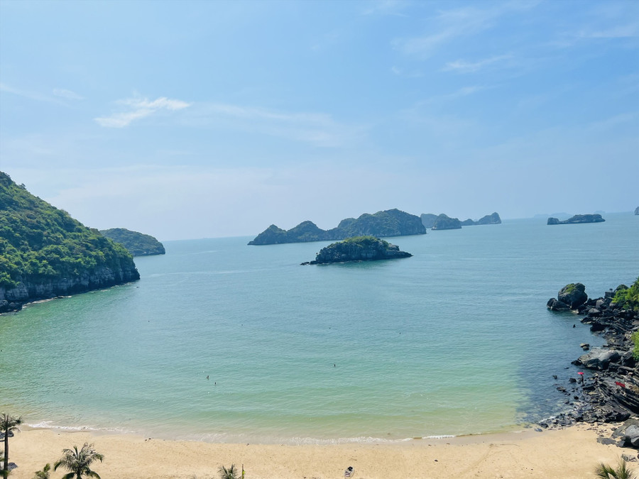 Các bãi tắm ở đảo Cát Bà rất đẹp, với bờ cát mịn, làn nước trong xanh, mát rượi. Các bãi tắm ở đảo Cát Bà rất đẹp, với bờ cát mịn, làn nước trong xanh, mát rượi.