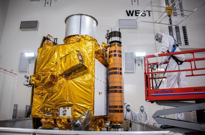 Mảnh tiểu hành tinh bắn xa ngàn dặm sau cú đâm của tàu NASA - Ảnh 1. Tàu DART của NASA trước khi xuất xưởng và thực hiện sứ mệnh cảm tử - Ảnh: NASA