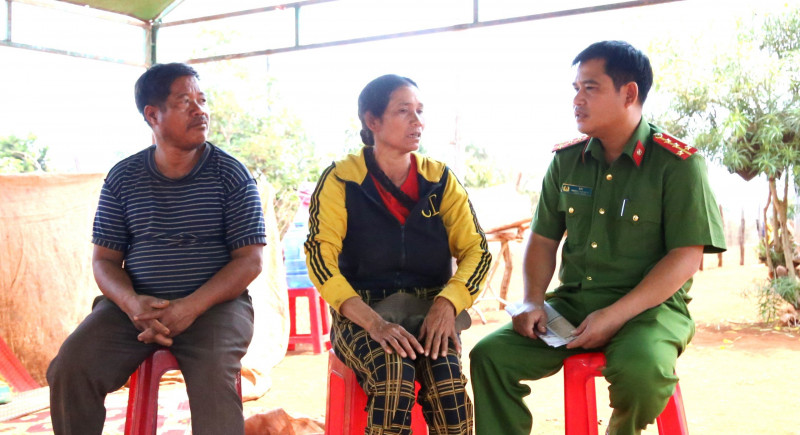 Công an xã đến thăm hỏi, động viên gia đình các cháu nhỏ gặp nạn. Công an xã đến thăm hỏi, động viên gia đình các cháu nhỏ gặp nạn.