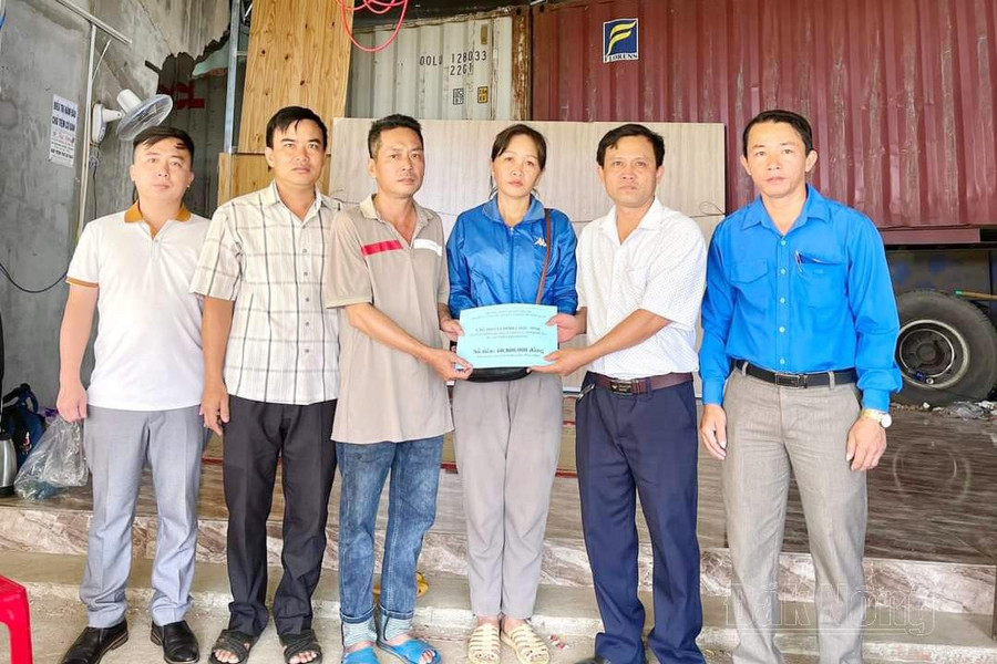 Ban giám hiệu Trường THPT Quang Trung trao số tiền hỗ trợ của nhà hảo tâm tới gia đình 2 học sinh tử nạn trong vụ tai nạn sáng 25/7