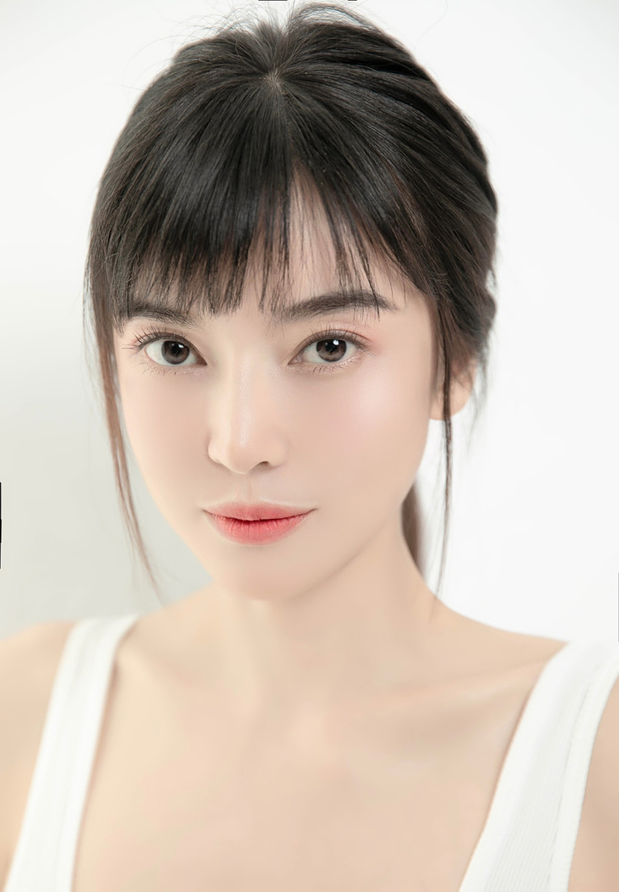 Nói về cuộc sống cá nhân, nữ diễn viên sinh năm 1990 cho biết bản thân chọn lối sống tối giản, bán bớt những món đồ không cần thiết và tích lũy những khoản tiền kiếm được từ việc đóng phim, kinh doanh, quảng cáo... Ảnh: NVCC