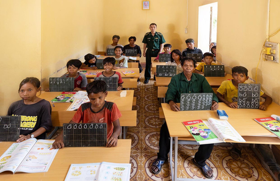 Đại úy Nguyễn Văn Luân trong một giờ dạy tại lớp xóa mù chữ làng Suối Khôn. Ảnh: Huy Tịnh Đại úy Nguyễn Văn Luân trong một giờ dạy tại lớp xóa mù chữ làng Suối Khôn. Ảnh: Huy Tịnh