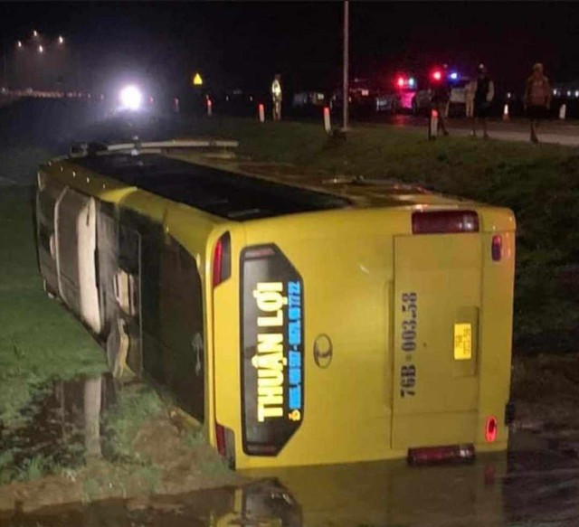 Xe khách lật xuống ruộng sau vụ tai nạn. (Ảnh: MXH) Xe khách lật xuống ruộng sau vụ tai nạn. (Ảnh: MXH)