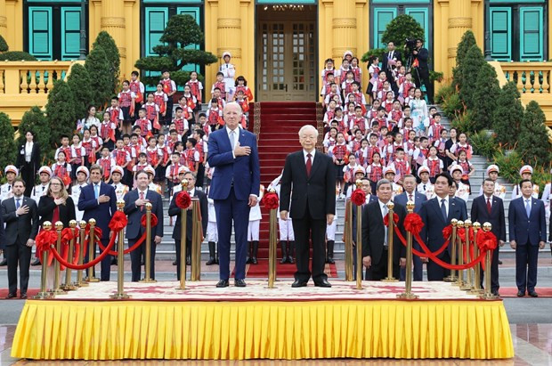 Tổng Bí thư Nguyễn Phú Trọng và Tổng thống Hoa Kỳ Joe Biden trên bục danh dự, thực hiện nghi thức chào cờ. (Ảnh: Trí Dũng/TTXVN) Tổng Bí thư Nguyễn Phú Trọng và Tổng thống Hoa Kỳ Joe Biden trên bục danh dự, thực hiện nghi thức chào cờ. (Ảnh: Trí Dũng/TTXVN)