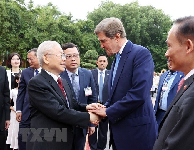 Tổng Bí thư Nguyễn Phú Trọng bắt tay ông John Kerry, Đặc phái viên về Khí hậu của Tổng thống Hoa Kỳ. (Ảnh: Trí Dũng/TTXVN) Tổng Bí thư Nguyễn Phú Trọng bắt tay ông John Kerry, Đặc phái viên về Khí hậu của Tổng thống Hoa Kỳ. (Ảnh: Trí Dũng/TTXVN)