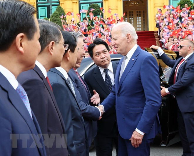 Tổng thống Hoa Kỳ Joe Biden bắt tay các thành viên Đoàn Việt Nam. (Ảnh: Trí Dũng/TTXVN) Tổng thống Hoa Kỳ Joe Biden bắt tay các thành viên Đoàn Việt Nam. (Ảnh: Trí Dũng/TTXVN)