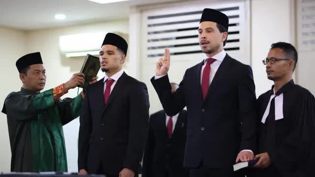 Cả hai tuyên thệ nhập tịch Indonesia lúc nửa đêm (Ảnh: Bola)