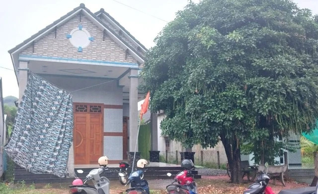 Ngôi nhà tổ công tác thi hành án dân sự bị vợ chồng Nghiệp - Xuân "nhốt" bên trong Ngôi nhà tổ công tác thi hành án dân sự bị vợ chồng Nghiệp - Xuân "nhốt" bên trong