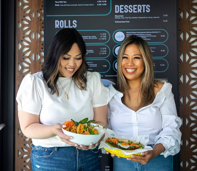 Ẩm thực Việt Nam đang 'bùng nổ' ở Mỹ - Ảnh 2. Cassi Ghaffer và Sandy Nguyễn cùng điều hành quán ăn drive-through Saigon Hustle ở Houston. ẢNH: NYT