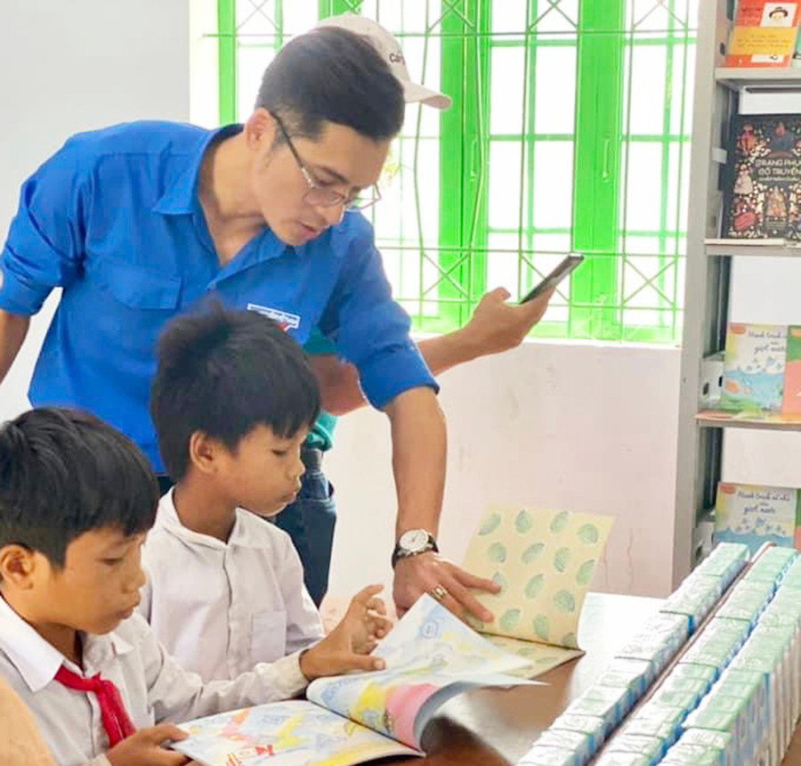 Các em học sinh Trường Tiểu học Kim Đồng (xã Ia Hdreh) say sưa đọc sách trong thư viện trường. Ảnh: Vũ Chi Các em học sinh Trường Tiểu học Kim Đồng (xã Ia Hdreh) say sưa đọc sách trong thư viện trường. Ảnh: Vũ Chi