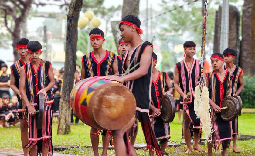 Du khách còn được tham quan, trải nghiệm, hòa mình vào không khí lễ hội, văn hóa truyền thống của người Jrai với phần biểu diễn cồng chiêng. Ảnh: Minh Nguyễn Du khách còn được tham quan, trải nghiệm, hòa mình vào không khí lễ hội, văn hóa truyền thống của người Jrai với phần biểu diễn cồng chiêng. Ảnh: Minh Nguyễn