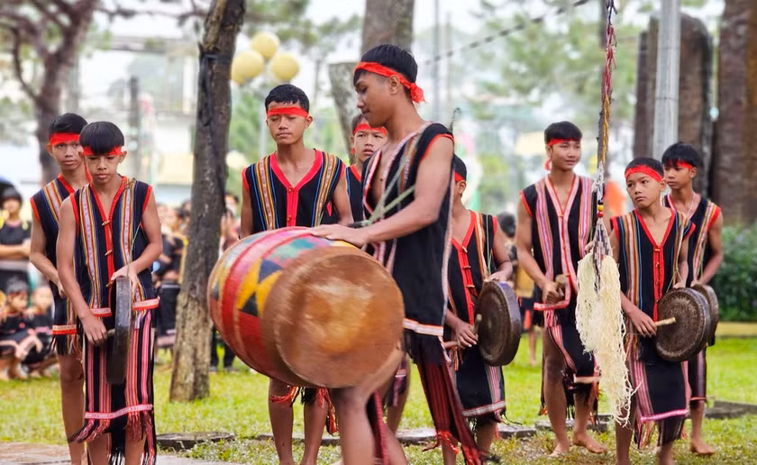 Du khách còn được tham quan, trải nghiệm, hòa mình vào không khí lễ hội, văn hóa truyền thống của người Jrai với phần biểu diễn cồng chiêng. Ảnh: Minh Nguyễn