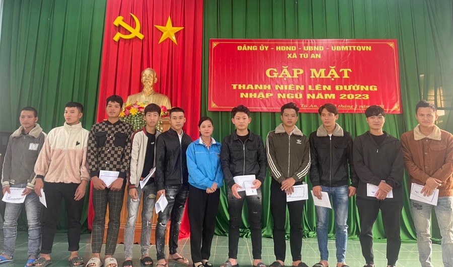 Xã Tú An (thị xã An Khê) gặp mặt, động viên và tặng quà các thanh niên lên đường nhập ngũ. Ảnh: Ngọc Minh Xã Tú An (thị xã An Khê) gặp mặt, động viên và tặng quà các thanh niên lên đường nhập ngũ. Ảnh: Ngọc Minh