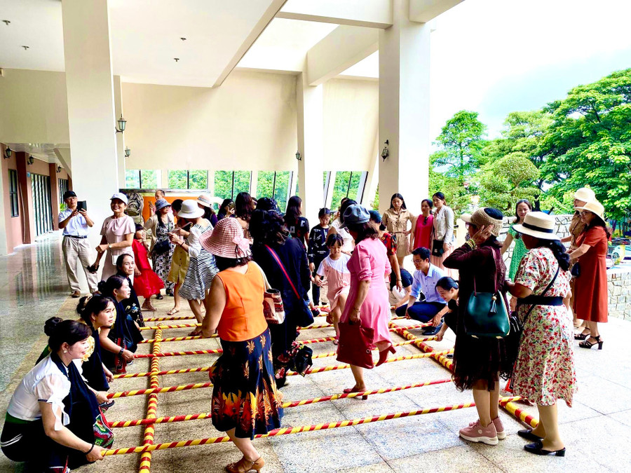 Du khách nhảy sạp.