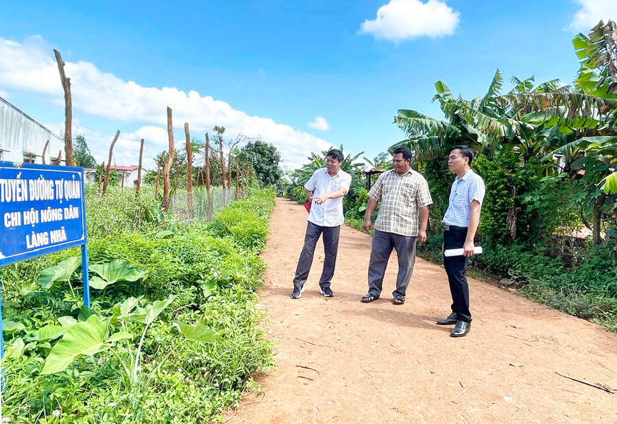 Thành viên Tổ tự quản ATGT làng Nhã (xã Ia Blang) thường xuyên tuyên truyền, vận động người dân chấp hành các quy định về trật tự ATGT. Ảnh: M.P