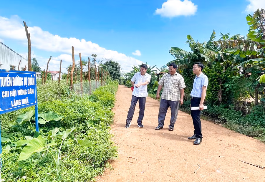 Thành viên Tổ tự quản ATGT làng Nhã (xã Ia Blang) thường xuyên tuyên truyền, vận động người dân chấp hành các quy định về trật tự ATGT. Ảnh: M.P