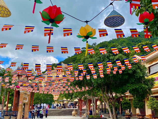 Không gian khu vực chùa Bà được trang hoàng trong Lễ vía Bà Linh Sơn Thánh Mẫu