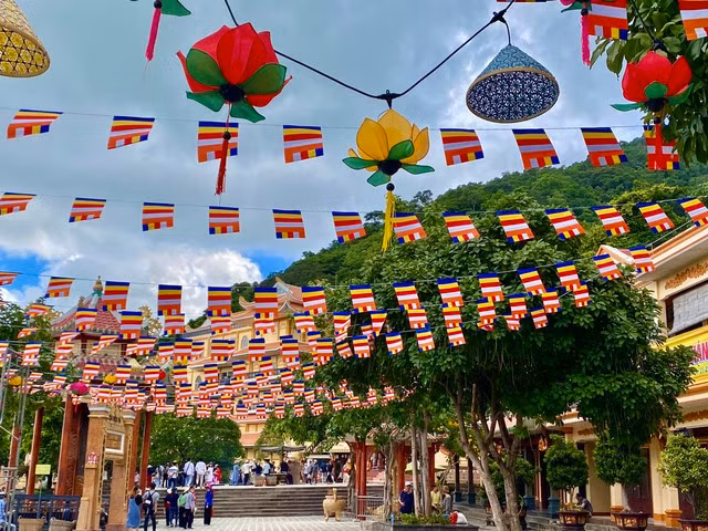 Không gian khu vực chùa Bà được trang hoàng trong Lễ vía Bà Linh Sơn Thánh Mẫu