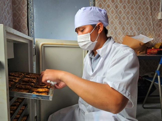 Các sản phẩm do anh Toàn làm ra đều được kiểm tra tỉ mỉ, trước khi đưa ra thị trường Các sản phẩm do anh Toàn làm ra đều được kiểm tra tỉ mỉ, trước khi đưa ra thị trường