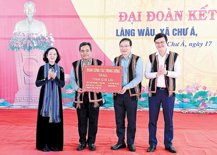 Ủy viên Bộ Chính trị, Bí thư Trung ương Đảng, Trưởng ban Tổ chức Trung ương Trương Thị Mai (bìa trái) và Ủy viên dự khuyết Ban Chấp hành Trung ương Đảng, Bí thư thứ nhất Trung ương Đoàn Bùi Quang Huy (bìa phải) trao quà của đoàn công tác Trung ương cho tỉnh tại Ngày hội đại đoàn kết toàn dân tộc làng Wâu, xã Chư Á, TP. Pleiku. Ảnh: Đức Thụy Ủy viên Bộ Chính trị, Bí thư Trung ương Đảng, Trưởng ban Tổ chức Trung ương Trương Thị Mai (bìa trái) và Ủy viên dự khuyết Ban Chấp hành Trung ương Đảng, Bí thư thứ nhất Trung ương Đoàn Bùi Quang Huy (bìa phải) trao quà của đoàn công tác Trung ương cho tỉnh tại Ngày hội đại đoàn kết toàn dân tộc làng Wâu, xã Chư Á, TP. Pleiku. Ảnh: Đức Thụy