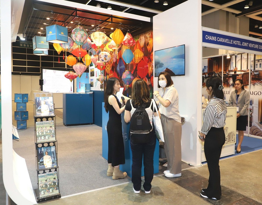 Du khách tìm hiểu thông tin về du lịch Việt Nam. (Ảnh: Xuân Vịnh/TTXVN) Du khách tìm hiểu thông tin về du lịch Việt Nam. (Ảnh: Xuân Vịnh/TTXVN)