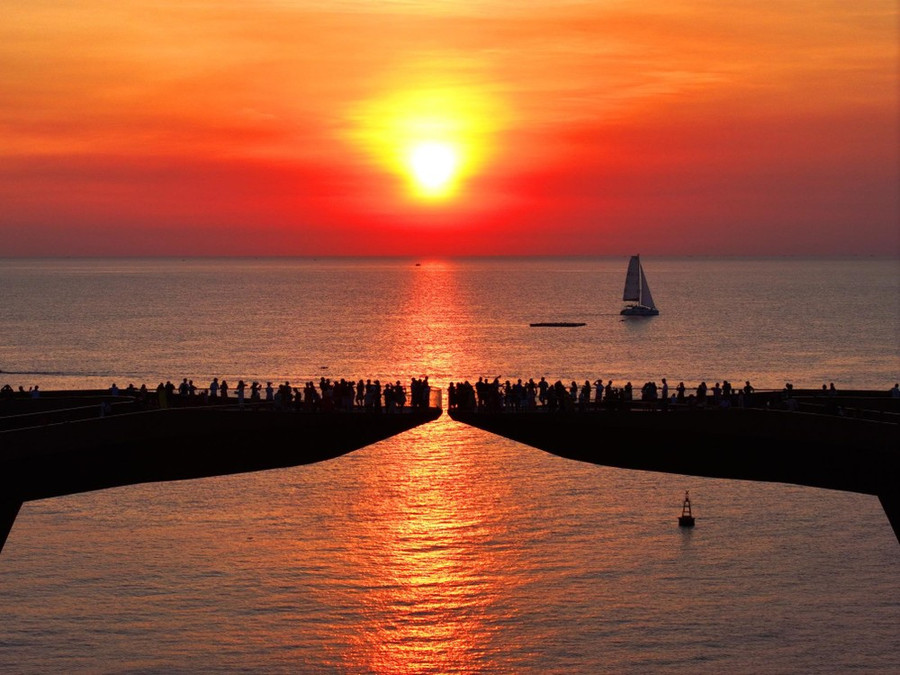 Khung cảnh hoàng hôn tuyệt mỹ tại Cầu Hôn, Thị trấn Hoàng Hôn