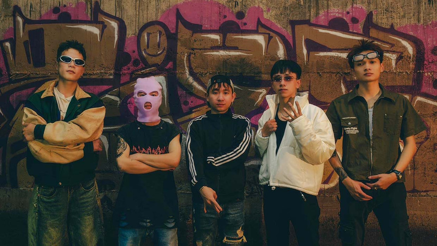 Rapper Đoàn Lanh (bìa trái) cùng các cộng sự thực hiện MV “Pleiku cypher”. Ảnh: Bi Ly