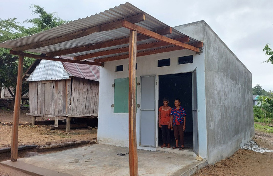 Bà Đinh Angok (bìa trái, làng Sơ Rơn, xã Chư Krêy) cùng em gái trong căn nhà mới hoàn thành. Ảnh: N.H Bà Đinh Angok (bìa trái, làng Sơ Rơn, xã Chư Krêy) cùng em gái trong căn nhà mới hoàn thành. Ảnh: N.H