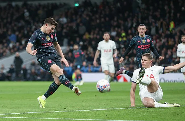 Julian Alvarez trong một tình huống tấn công. Julian Alvarez trong một tình huống tấn công.