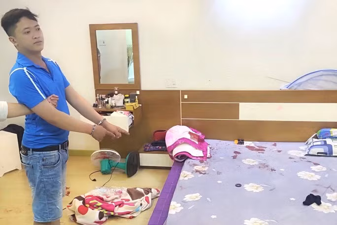 Nguyễn Vỹ Hùng tại hiện trường vụ cướp.