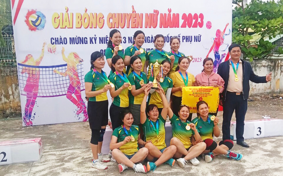 Đội bóng chuyền nữ thị trấn Kbang xuất sắc giành chức vô địch. Ảnh: Văn Hòa
