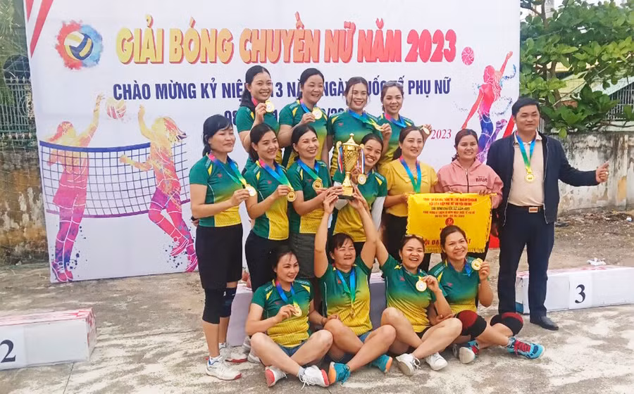 Đội bóng chuyền nữ thị trấn Kbang xuất sắc giành chức vô địch. Ảnh: Văn Hòa