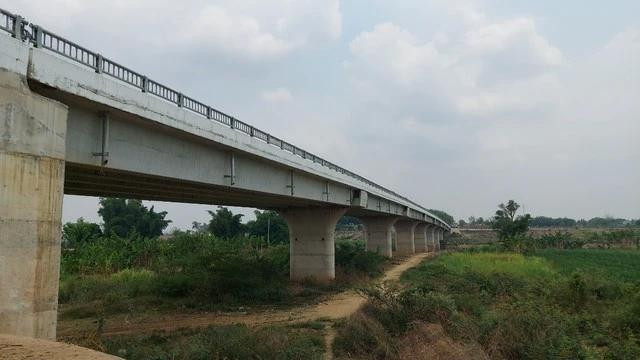 Dự án cầu số 3 (TP.KonTum) hoàn thành xây dựng đã lâu nhưng chưa có đường dẫn lên cầu vì vướng đền bù, giải phóng mặt bằng. Ảnh: ĐỨC NHẬT