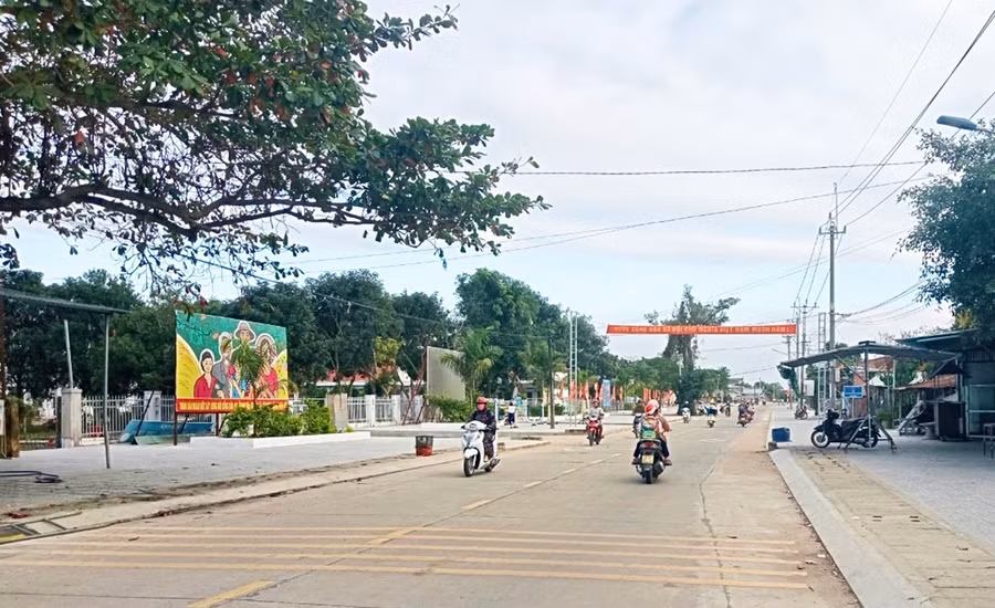 Bộ mặt nông thôn xã Phú Cần (huyện Krông Pa) ngày càng khởi sắc. Ảnh: Nguyễn Chi