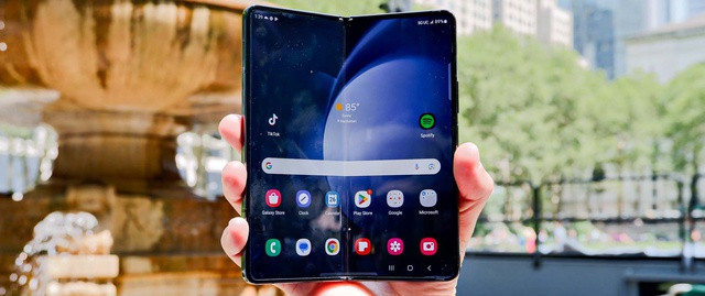 Galaxy Z Fold5 có màn hình gập dạng cuốn sách đẹp mắt. Ảnh: AFP