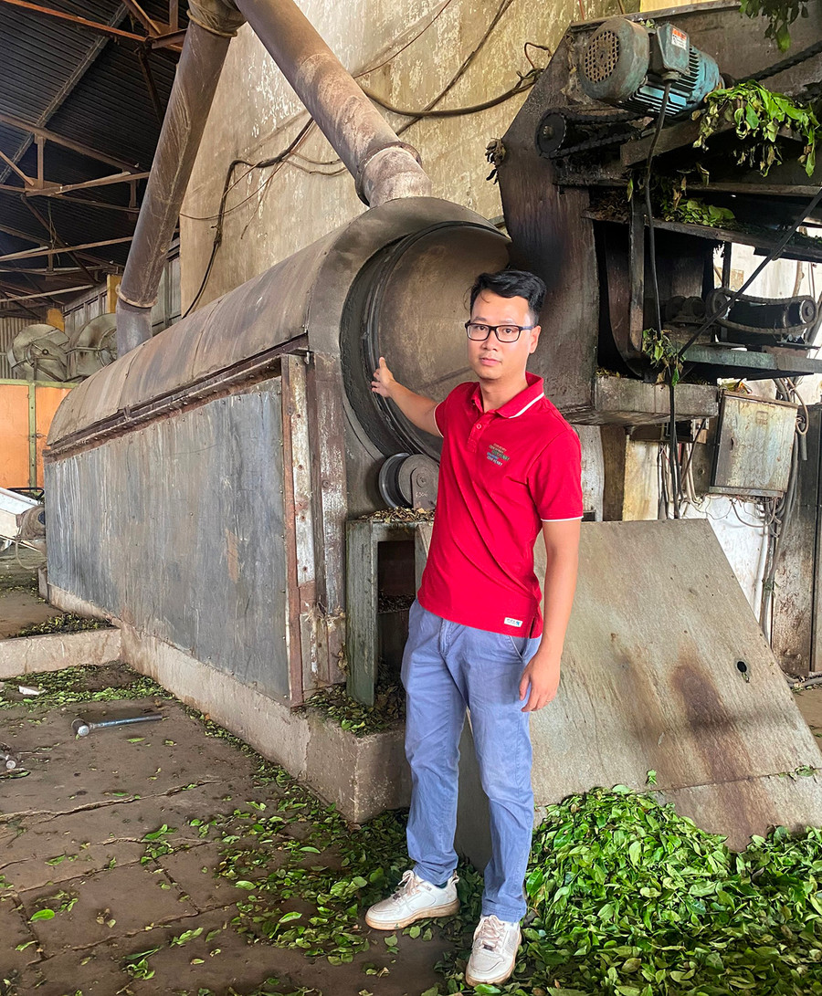Đoàn viên Lê Xuân Định-Phó Trưởng phòng Kế hoạch-Kỹ thuật, Công ty cổ phần Chè Biển Hồ bên hệ thống máy xào chè, tiết kiệm chất đốt do anh cải tiến. Ảnh: Đinh Yến